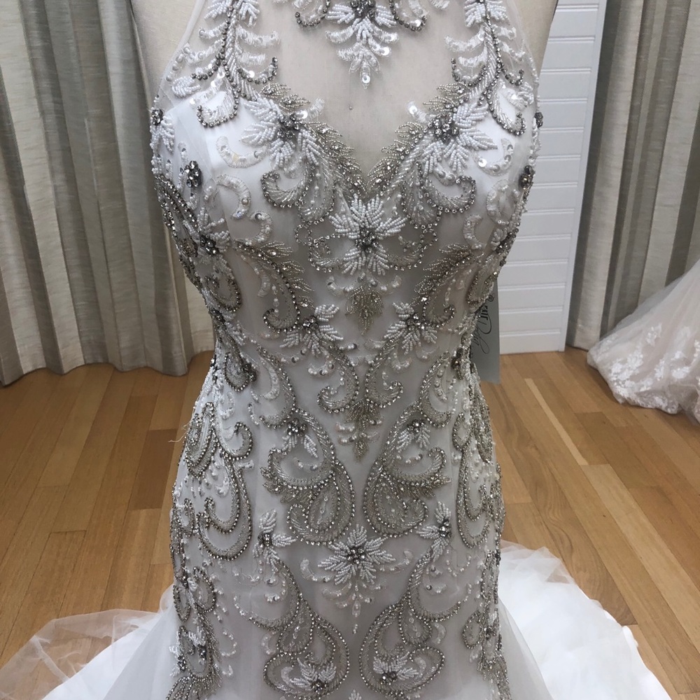 Wedding gowns - Picture 3 of 5